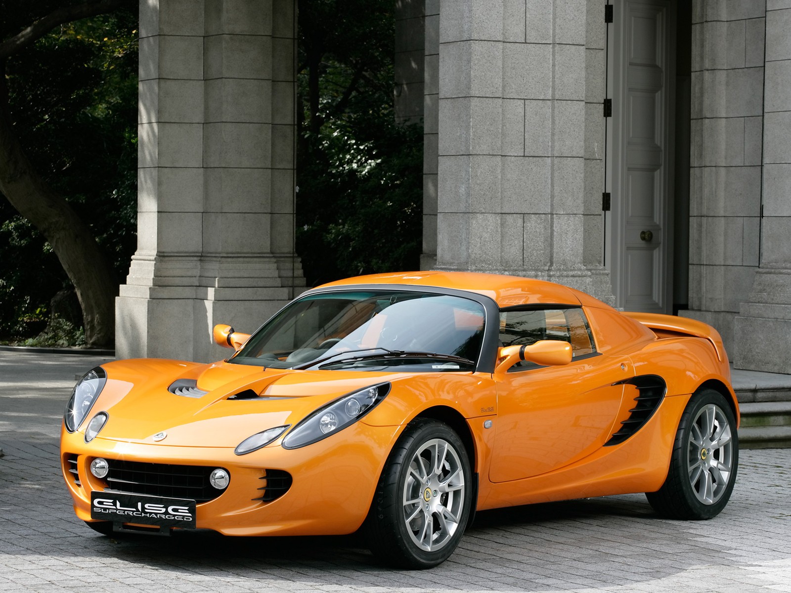 Lotus Cars: Производитель спортивных электрических автомобилей с легендарным наследием и инновационными технологиями